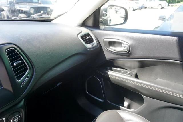 Photo of 2018 Granite Crystal Metallic Clearcoat Jeep Compass