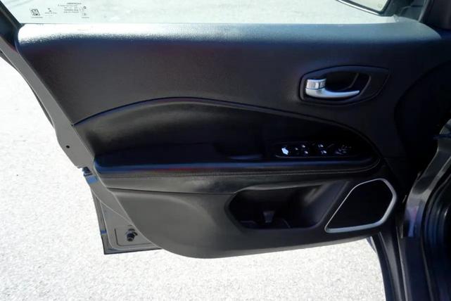 Photo of 2018 Granite Crystal Metallic Clearcoat Jeep Compass
