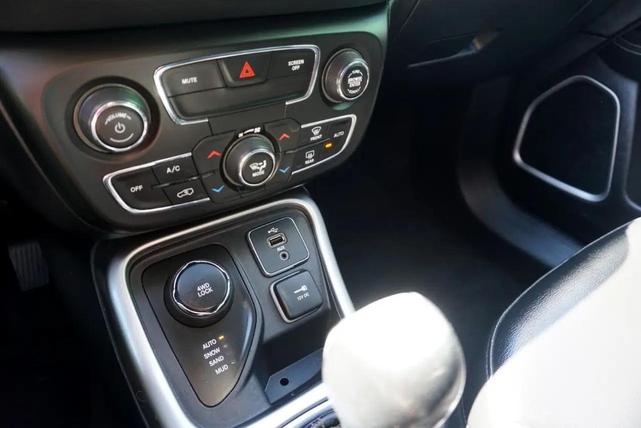 Photo of 2018 Granite Crystal Metallic Clearcoat Jeep Compass