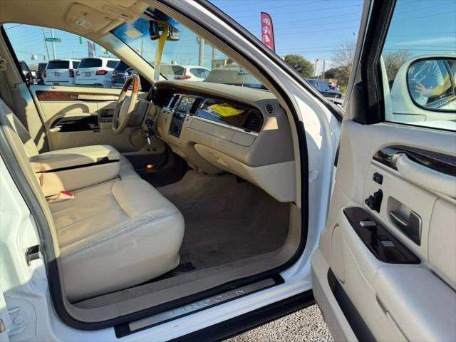 Photo of 2010 Vibrant White Lincoln Town Car