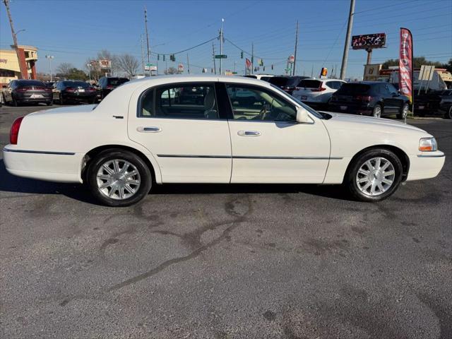 Photo of 2010 Vibrant White Lincoln Town Car