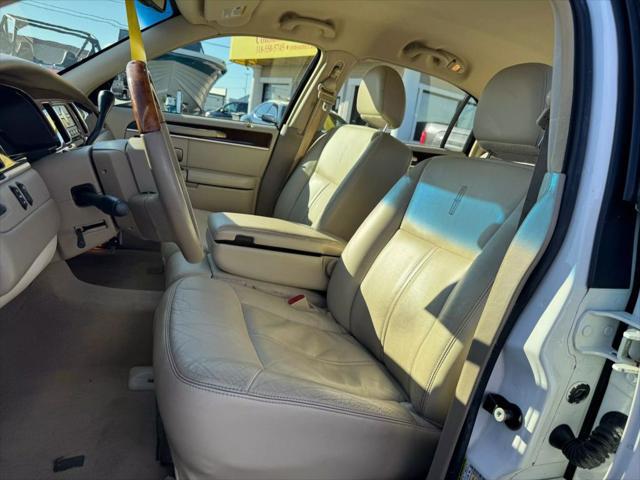 Photo of 2010 Vibrant White Lincoln Town Car