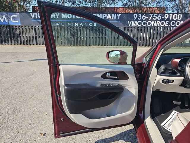 Photo of 2019 Velvet Red Pearlcoat Chrysler Pacifica