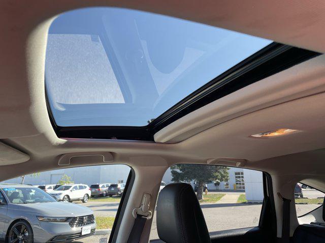 Photo of 2016 White Diamond Pearl Honda CR-V