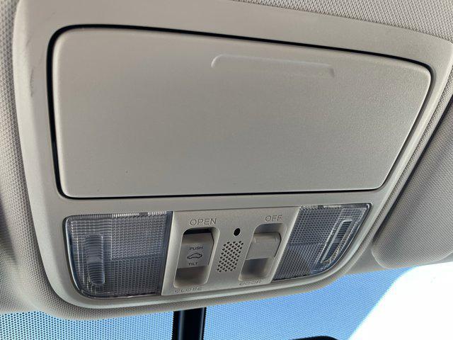 Photo of 2016 White Diamond Pearl Honda CR-V