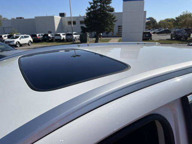 Photo of 2016 White Diamond Pearl Honda CR-V