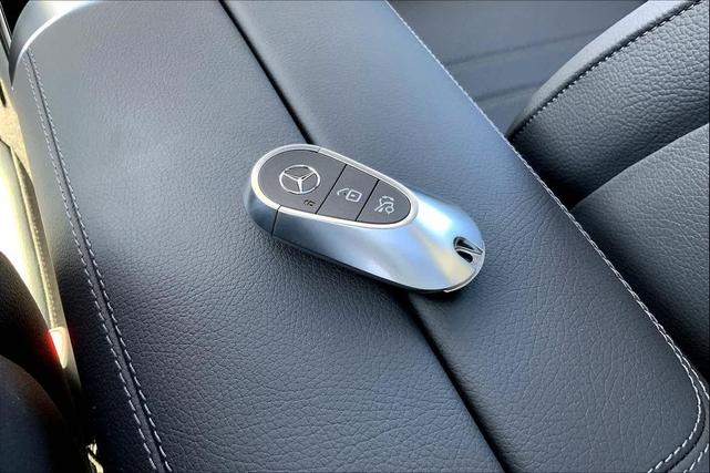 Photo of 2025 Polar White Mercedes-Benz GLC 300