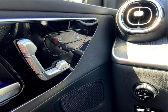Photo of 2025 Polar White Mercedes-Benz GLC 300