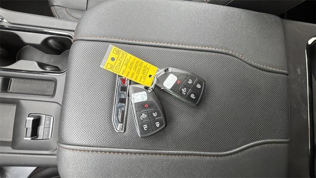 Photo of 2024 Summit White GMC Sierra 2500