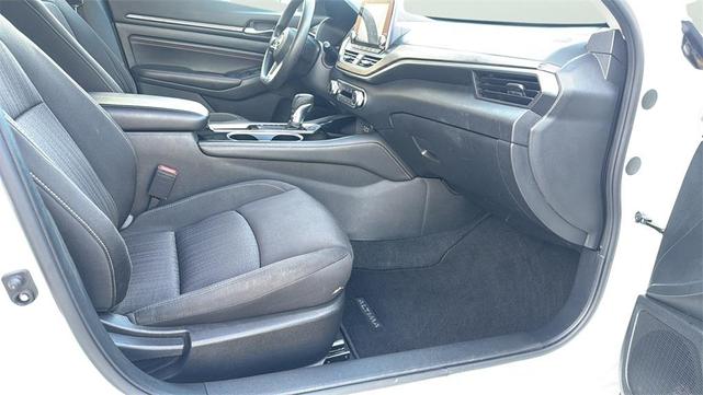 Photo of 2023 Pearl White Tricoat Nissan Altima
