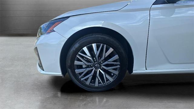 Photo of 2023 Pearl White Tricoat Nissan Altima