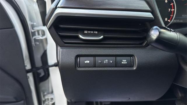 Photo of 2023 Pearl White Tricoat Nissan Altima