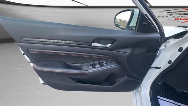 Photo of 2023 Pearl White Tricoat Nissan Altima
