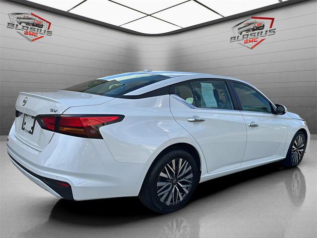 Photo of 2023 Pearl White Tricoat Nissan Altima