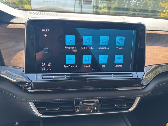 Photo of 2025 Pure White Volkswagen Atlas