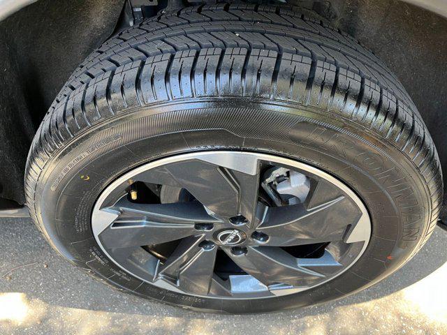 Photo of 2024 Super Black Nissan Rogue
