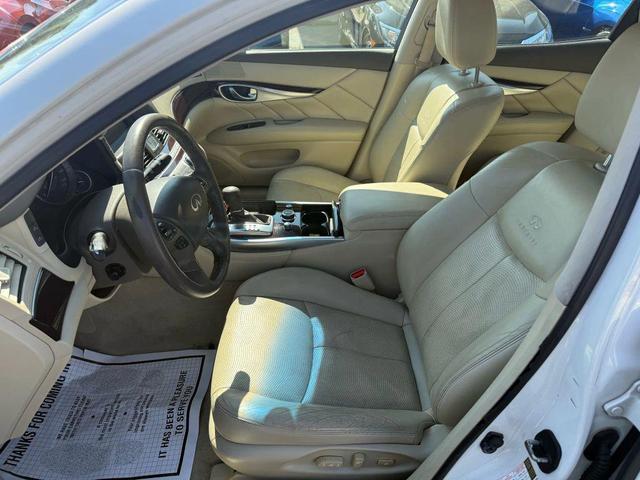 Photo of 2011 Moonlight White INFINITI M37x