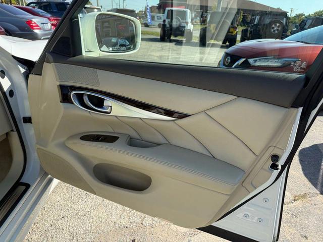 Photo of 2011 Moonlight White INFINITI M37x
