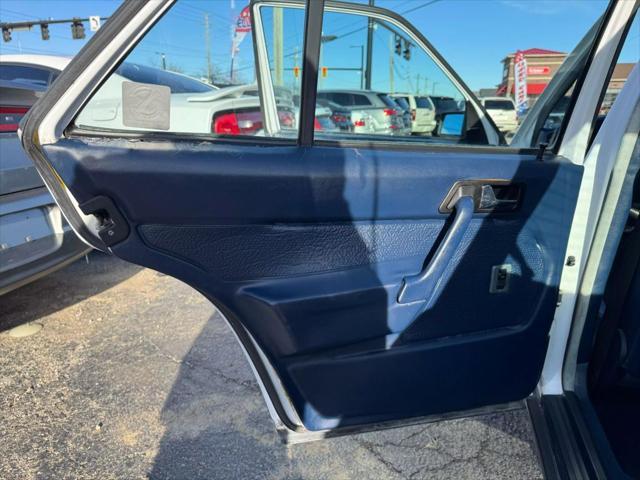 Photo of 1987 White Mercedes-Benz 190