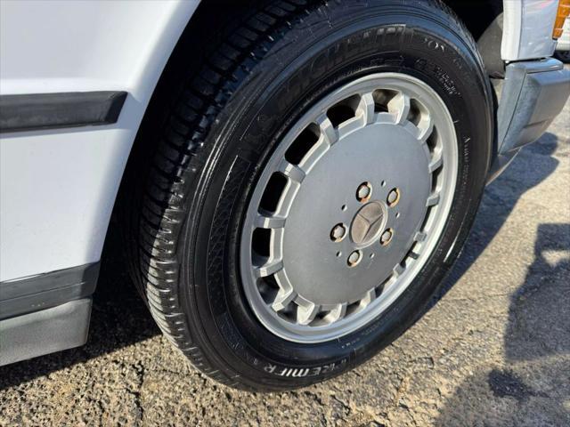 Photo of 1987 White Mercedes-Benz 190