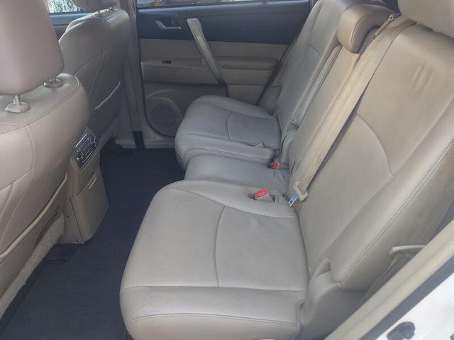 Photo of 2013 Blizzard Pearl Toyota Highlander