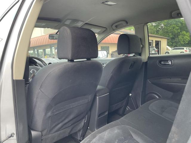 Photo of 2015 Brilliant Silver Nissan Rogue Select