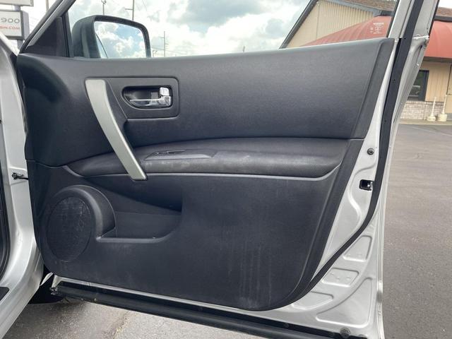 Photo of 2015 Brilliant Silver Nissan Rogue Select