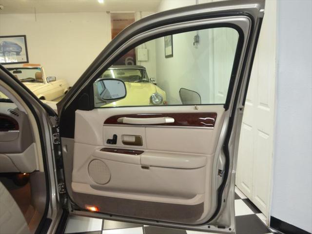 Photo of 2004 LIGHT FRENCH SILK Lincoln Town Car