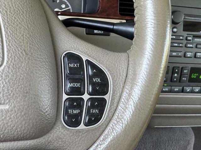 Photo of 2004 LIGHT FRENCH SILK Lincoln Town Car