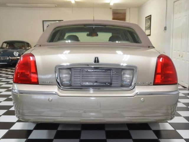 Photo of 2004 LIGHT FRENCH SILK Lincoln Town Car