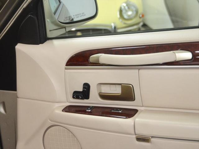 Photo of 2004 LIGHT FRENCH SILK Lincoln Town Car