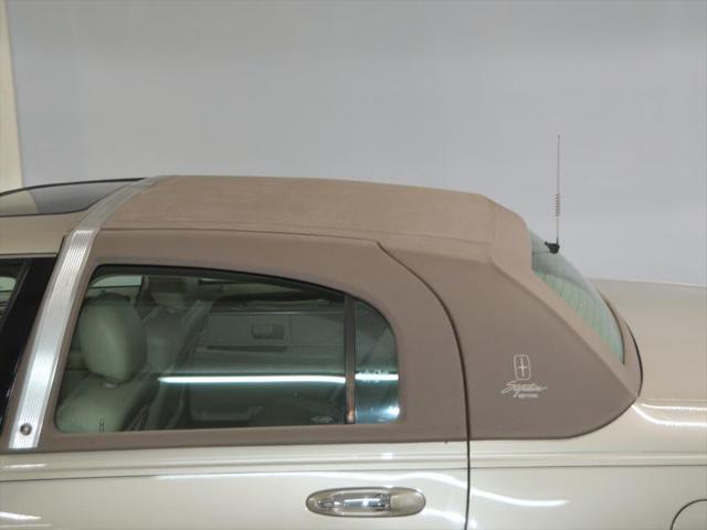 Photo of 2004 LIGHT FRENCH SILK Lincoln Town Car