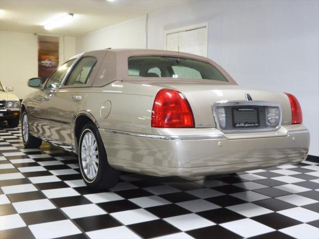 Photo of 2004 LIGHT FRENCH SILK Lincoln Town Car