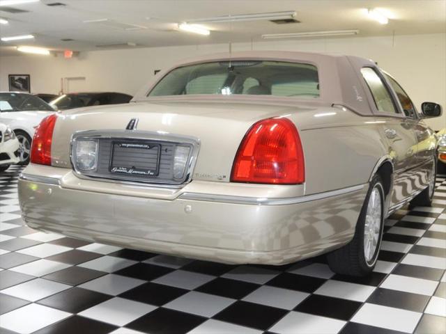 Photo of 2004 LIGHT FRENCH SILK Lincoln Town Car