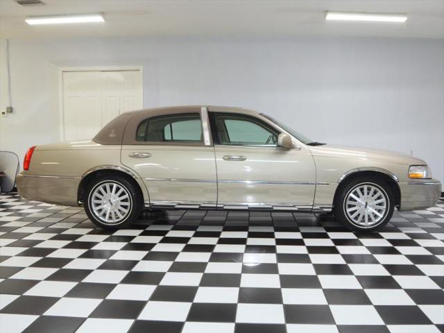 Photo of 2004 LIGHT FRENCH SILK Lincoln Town Car