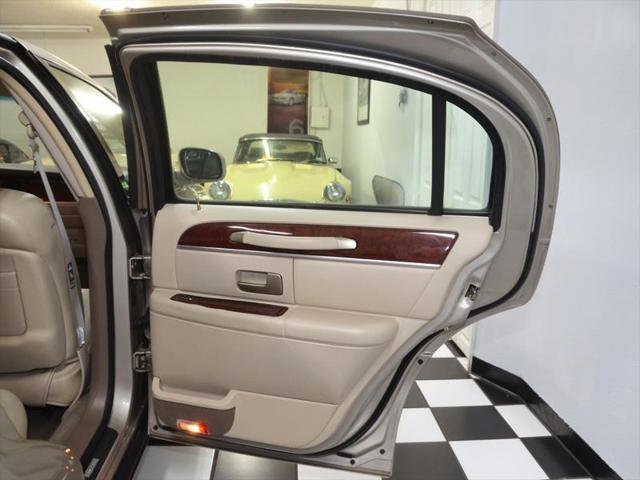 Photo of 2004 LIGHT FRENCH SILK Lincoln Town Car