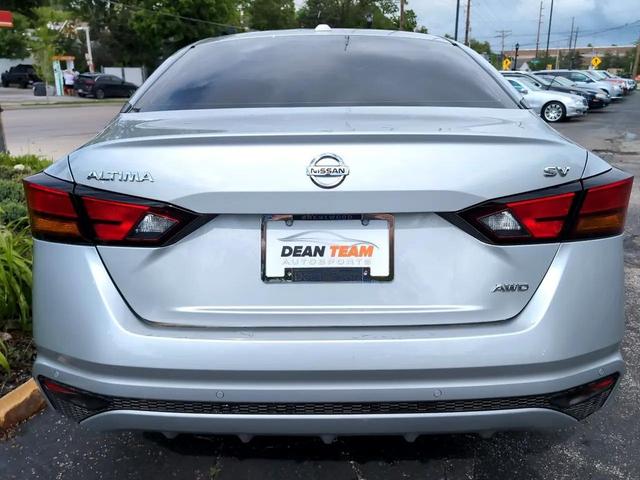 Photo of 2022 Silver Nissan Altima