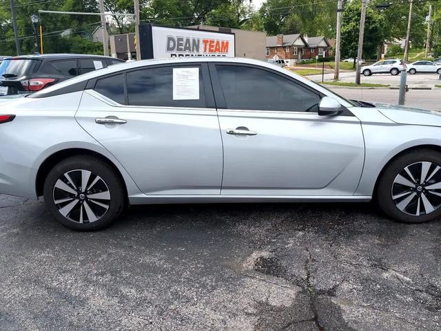 Photo of 2022 Silver Nissan Altima