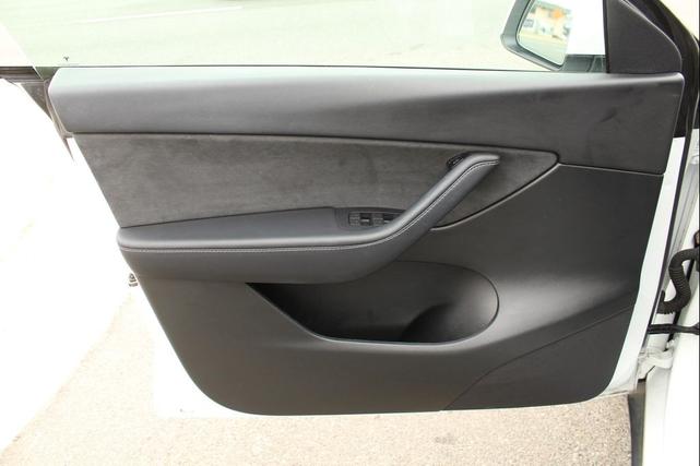 Photo of 2022 White Tesla Model Y