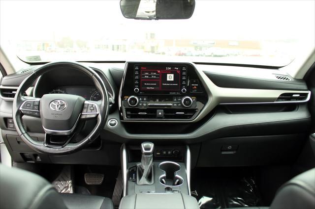 Photo of 2020 Silver Toyota Highlander