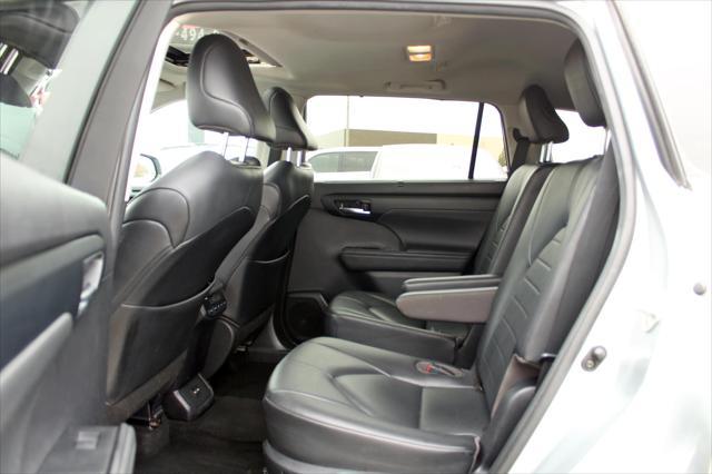 Photo of 2020 Silver Toyota Highlander