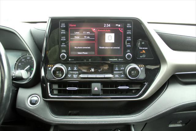 Photo of 2020 Silver Toyota Highlander