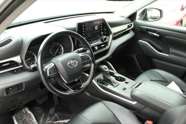 Photo of 2020 Silver Toyota Highlander