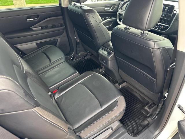 Photo of 2022 Pearl White Tricoat Nissan Pathfinder