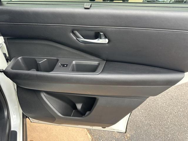 Photo of 2022 Pearl White Tricoat Nissan Pathfinder