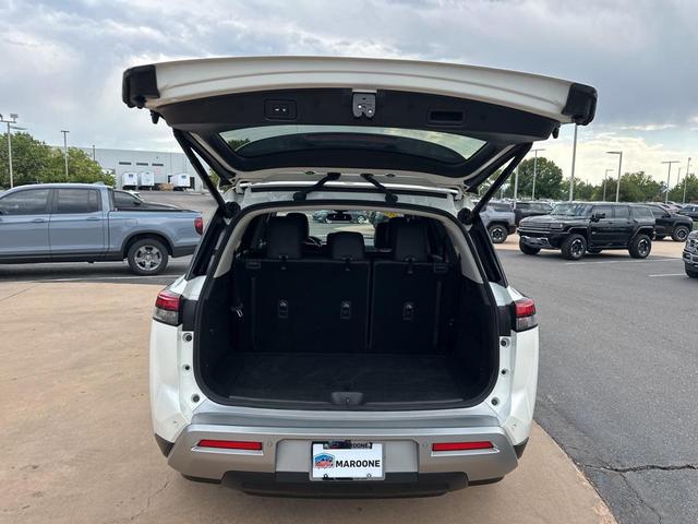 Photo of 2022 Pearl White Tricoat Nissan Pathfinder