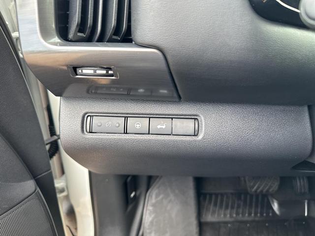 Photo of 2022 Pearl White Tricoat Nissan Pathfinder