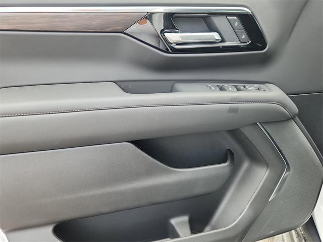 Photo of 2025 Summit White Chevrolet Tahoe