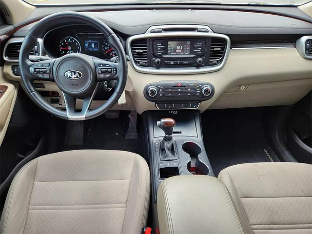 Photo of 2016 Snow White Pearl Kia Sorento