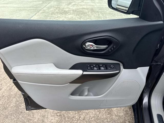Photo of 2019 Granite Crystal Clearcoat Metallic Jeep Cherokee